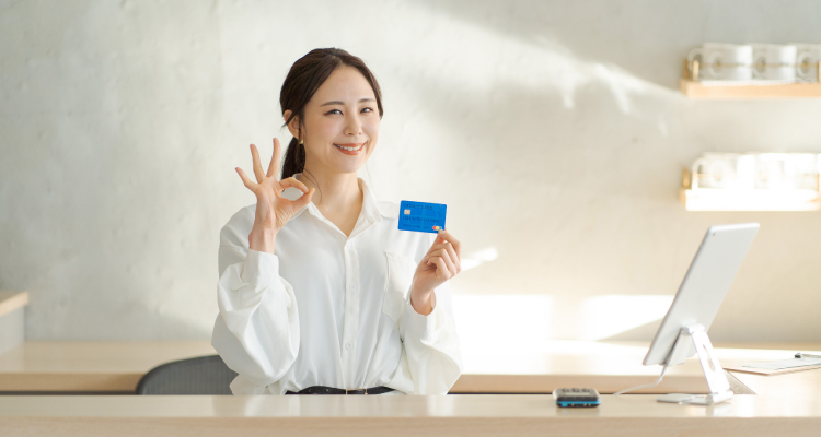 クレジットカード決済でポイントを貯める女性